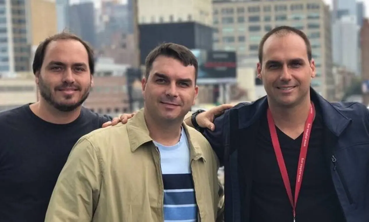 Os-irmaos-Carlos-Flavio-e-Eduardo-Bolsonaro-filhos-do-presidente-da-RepublicaReproducao