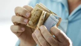 mãos-com-notas-verdadeiras-brasileiras-moeda-do-brasil-real-dinheiro-brl-brasileira-economia-renda-e-negócios-159112525