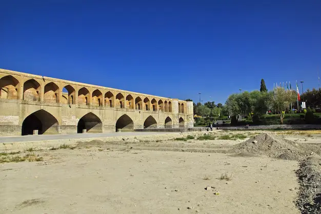 A ponte permanece mas o Rio Isfahan secou no Irã