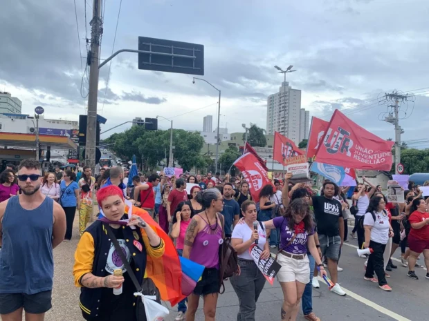 O protesto das mulheres (e homens de boa vontade) na Avenida Universitária Foto Euler de França Belém