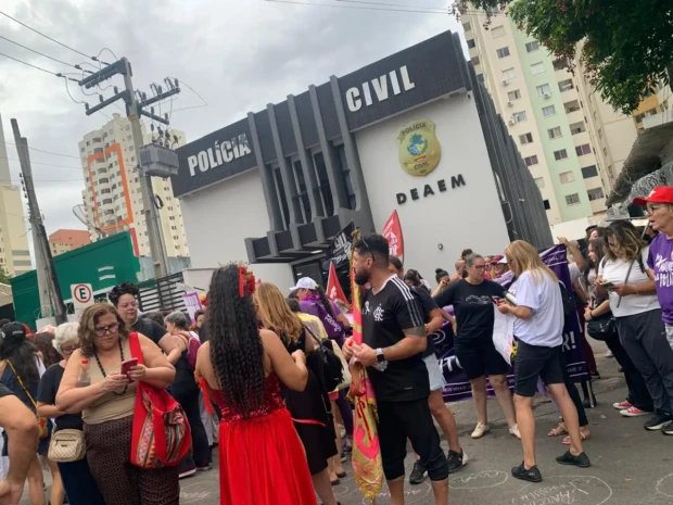 Mulheres Livres manifestação terminou na porta da Delegacia das Mulheres