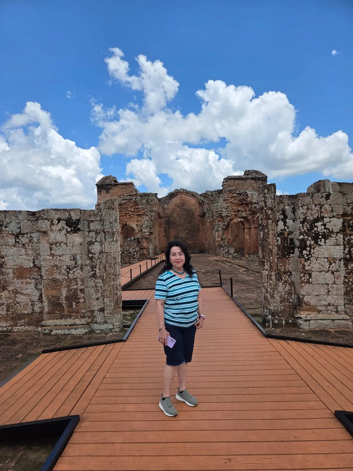 Marina Canedo nas ruínas jesuíticas no Paraguai Foto Divulgação