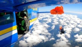 paraquedista-preso-asa-aviao-scaled