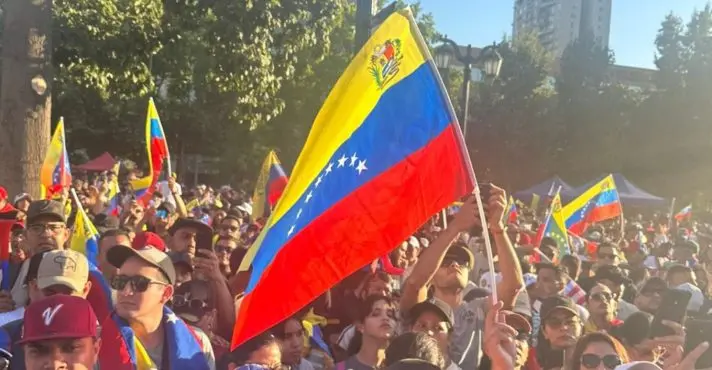 venezuelanos-no-chile-comemoram-a-queda-de-maduro-712x370