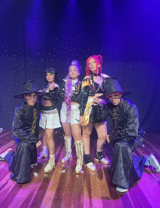 FOTO – A Magia Produções Tour trará para o palco do Teatro Madre Esperança Garrido, neste sábado (17-1), a adaptação do sucesso da Netflix, as “Guerreiras do K-Pop” (2)