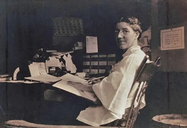 Charlotte Perkins Gilman foto no seu escritório 1