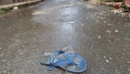 Marcio Fernandes legenda um par de chinelo velho em busca de pé cansado ok1