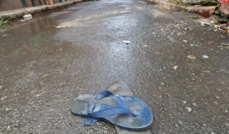 Marcio Fernandes legenda um par de chinelo velho em busca de pé cansado ok1