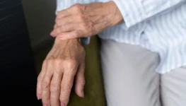 mulher-idosa-enfrentando-doenca-de-alzheimer_23-2149043726-1