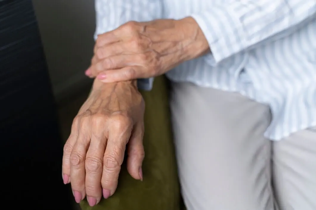 “A doença causa alterações de memória, dificuldades de nomeação e desorientação espacial”: neurologista explica quando o esquecimento pode indicar Alzheimer