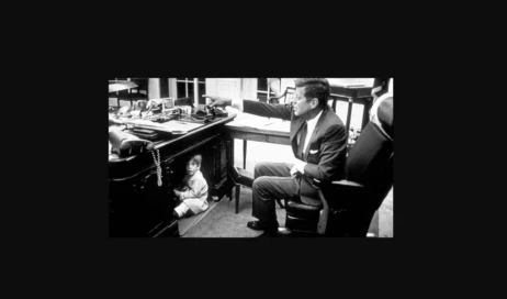 John Kennedy e seu filho na Casa Branca 1