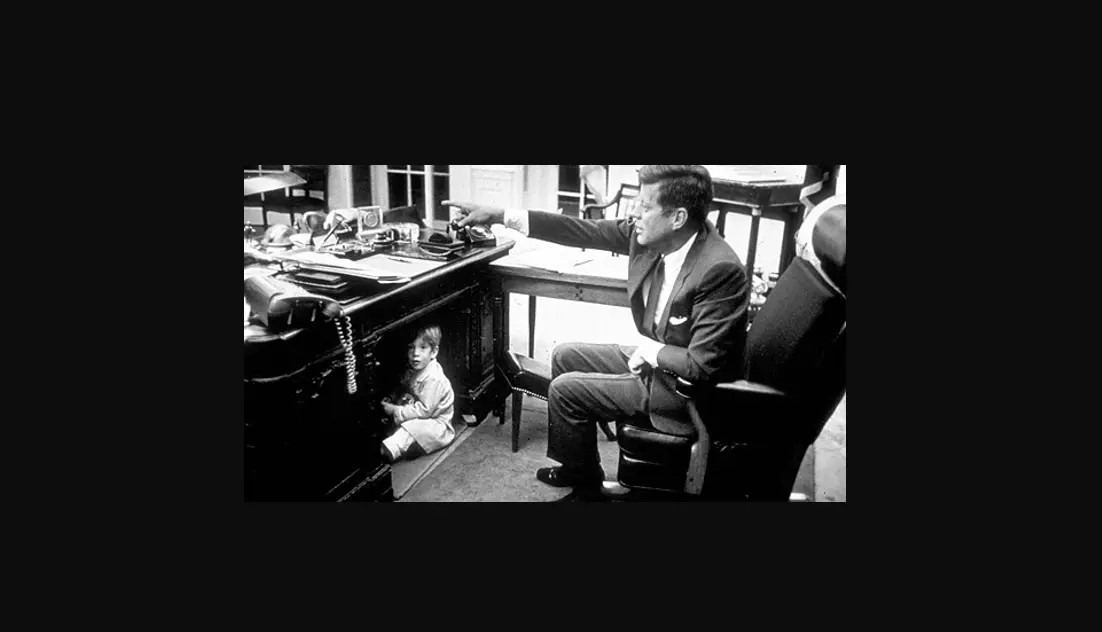 John Kennedy e seu filho na Casa Branca 1