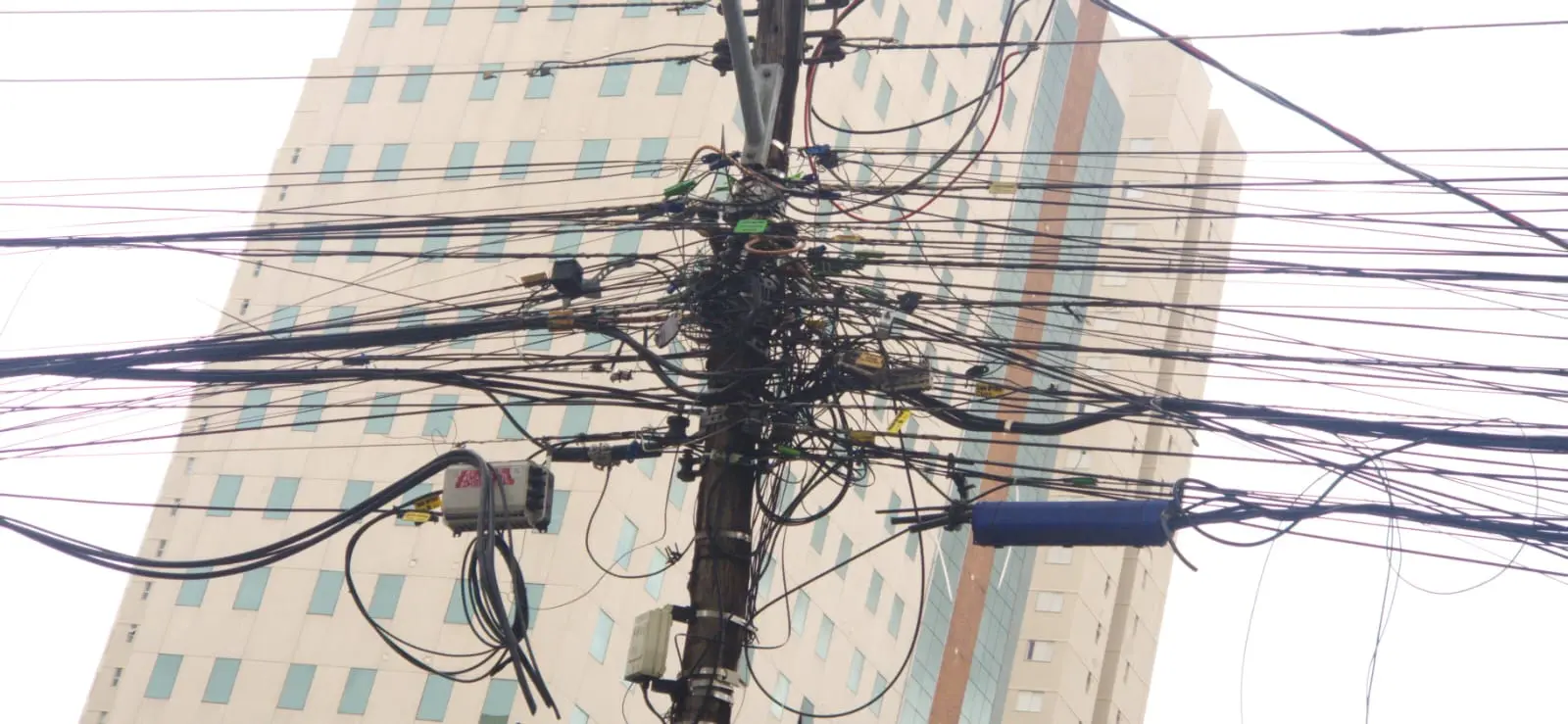 CEI dos fios soltos identifica empresas irregulares e prevê punições em Goiânia