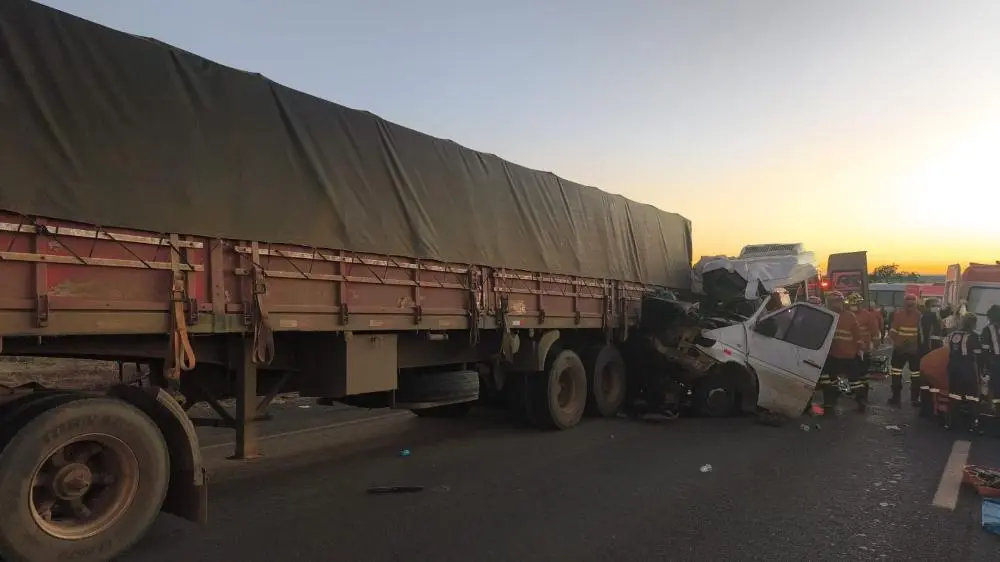 acidente-van-carreta