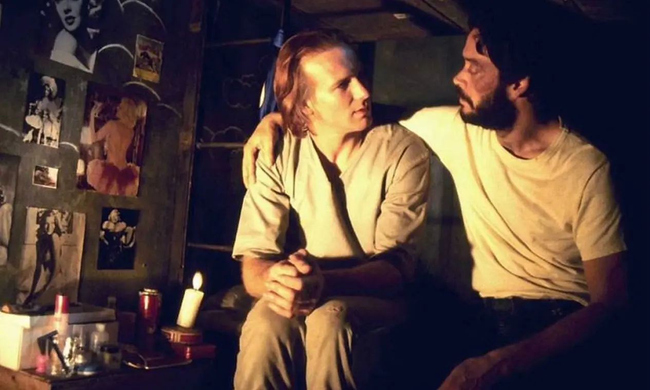 William Hurt e Raúl Júlia no filme o beijo da mulher aranha 1