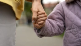 hands-holding-each-other-support-1024x731