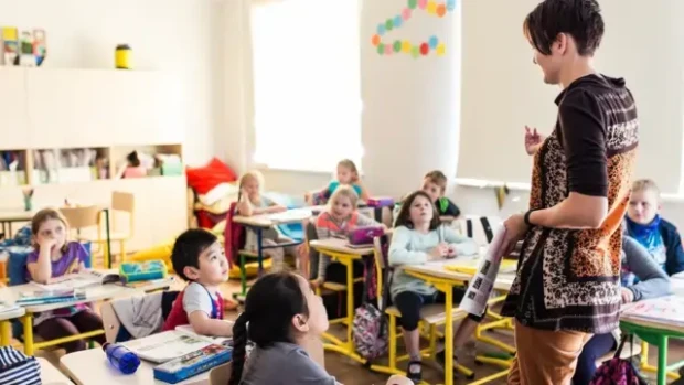 Professora leciona para crianças na Estonia 1