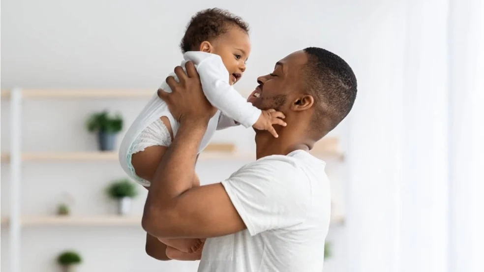 Como-funciona-a-licenca-paternidade-estendida-1280x720-1-984x553