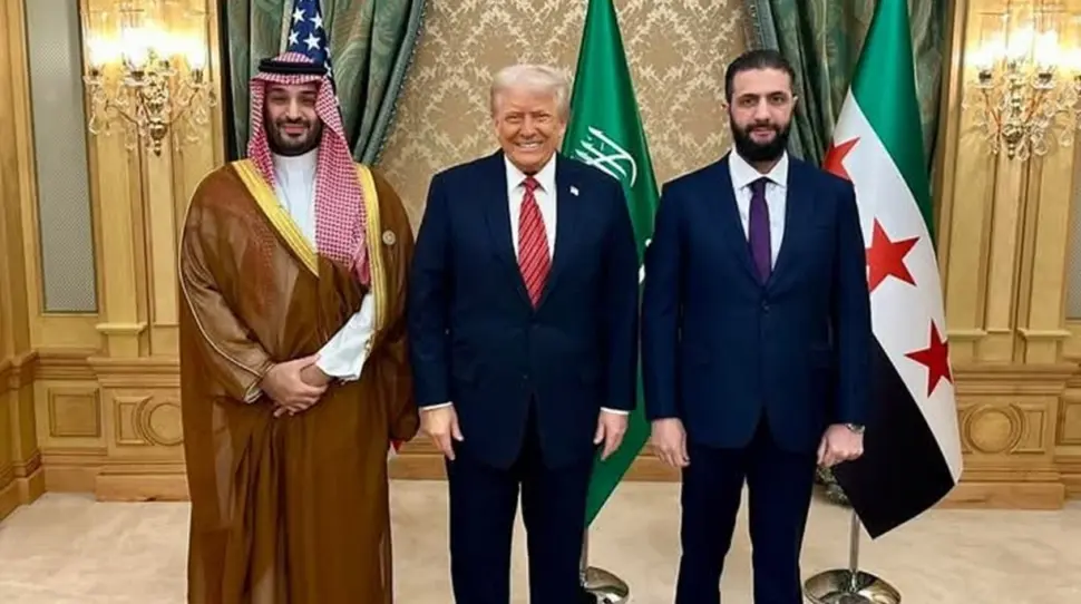 Trump com Mohamed bin Salman e o presidente da Síria