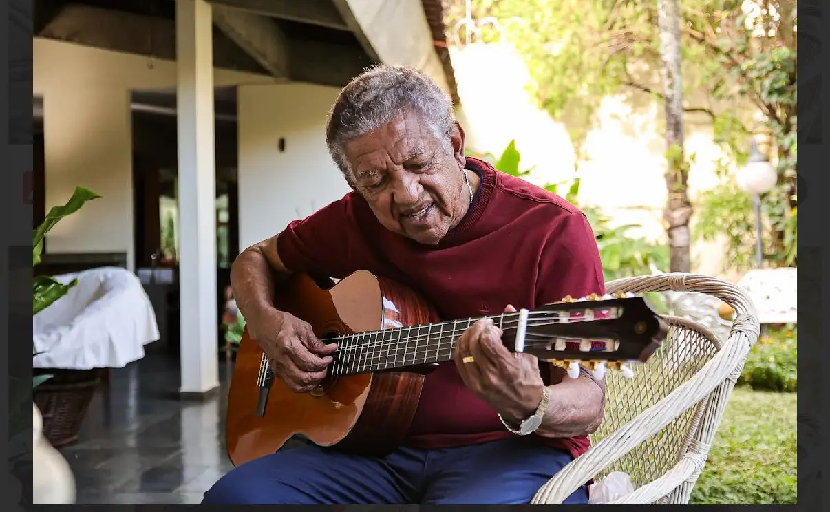 Goiandir Lopes de Brito tocando violão 1