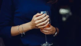 mulher-bebendo-vinho_1296-593-626x375