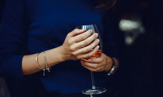 mulher-bebendo-vinho_1296-593-626x375