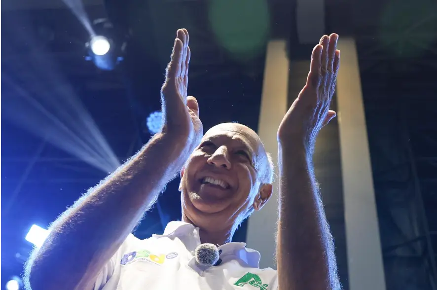 José Roberto Arruda batendo palmas foto Divulgação