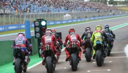 pilotos-saindo-do-pit-lane