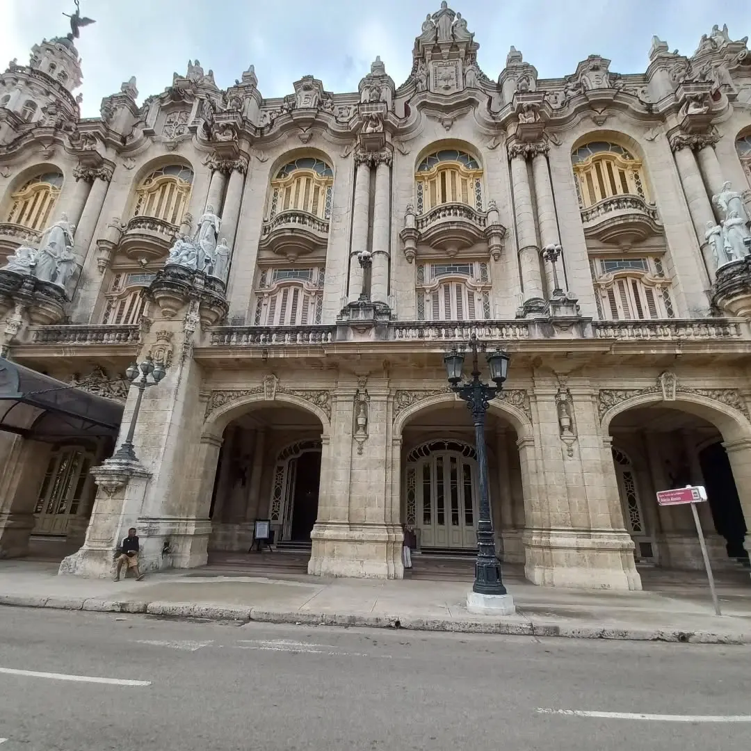 Lucia Pedreira construção em havana frente acervo Lúcia