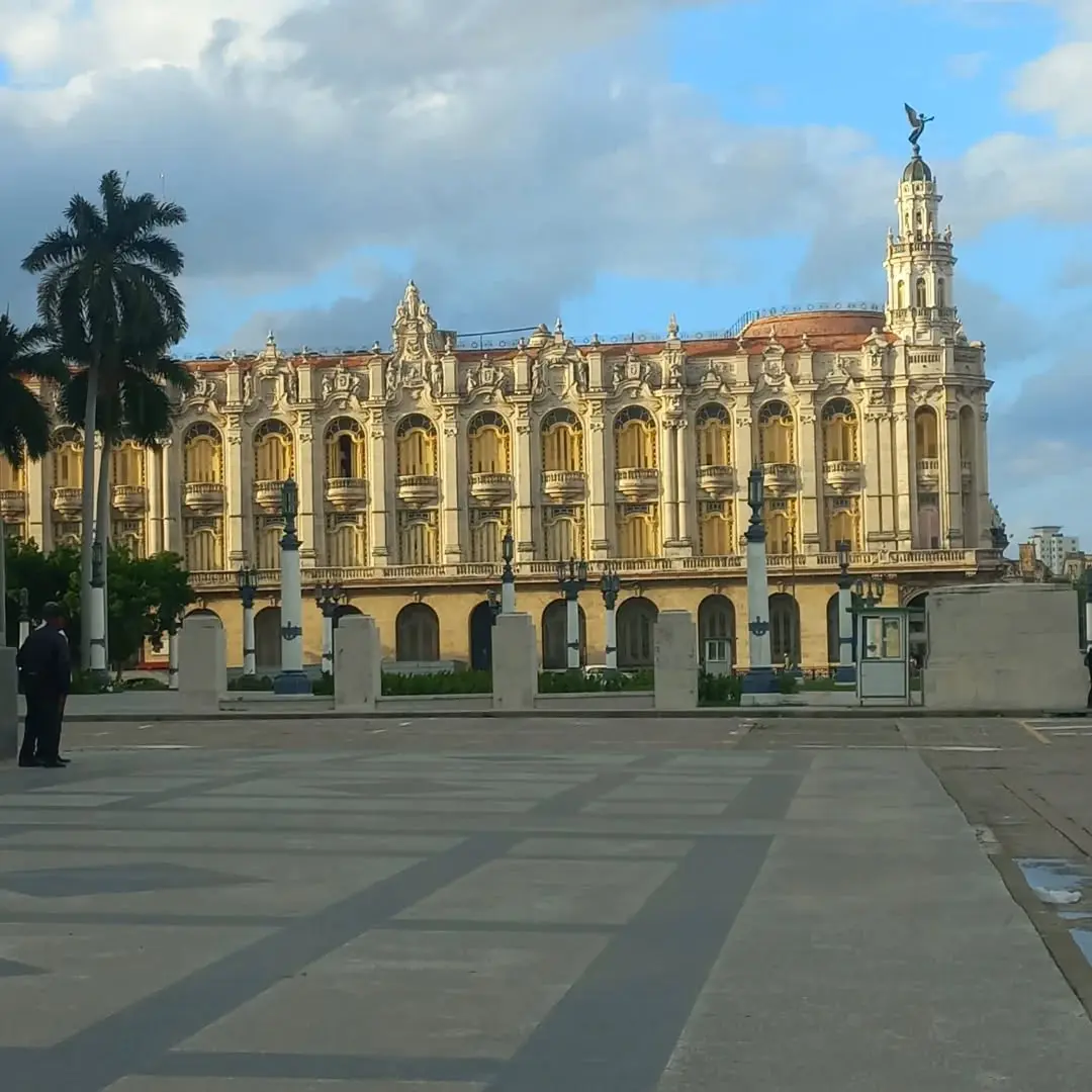 Lucia Pedreira construção em Havana acerco de Lúcia