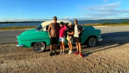 Cuba Lúcia Pedreira e amigo com um automóvel em Cuba 2 866