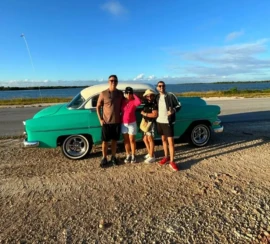 Cuba Lúcia Pedreira e amigo com um automóvel em Cuba 2 866