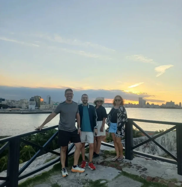 Lúcia Pedreira e grupo de amigos em Havana Acervo de Lúcia Pedreira