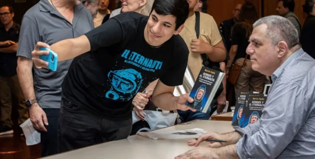 Martin Hadis autografa livro