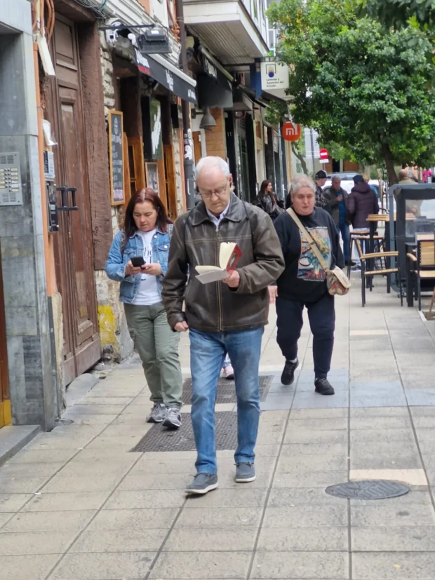 Homem lendo na rua no País Basco