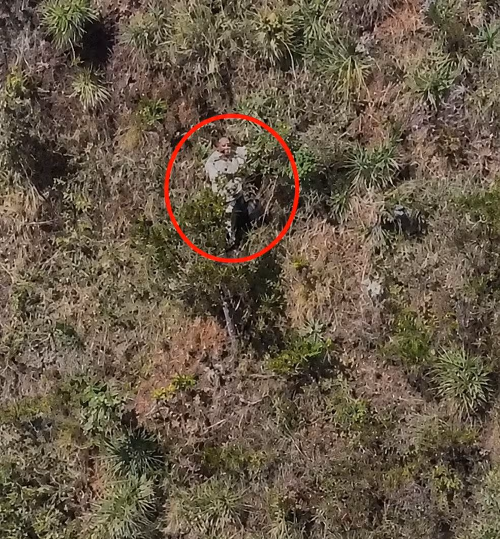Mulher é resgatada após passar 24 horas agarrada à vegetação depois de ser jogada de penhasco pelo ex em MG; vídeo
