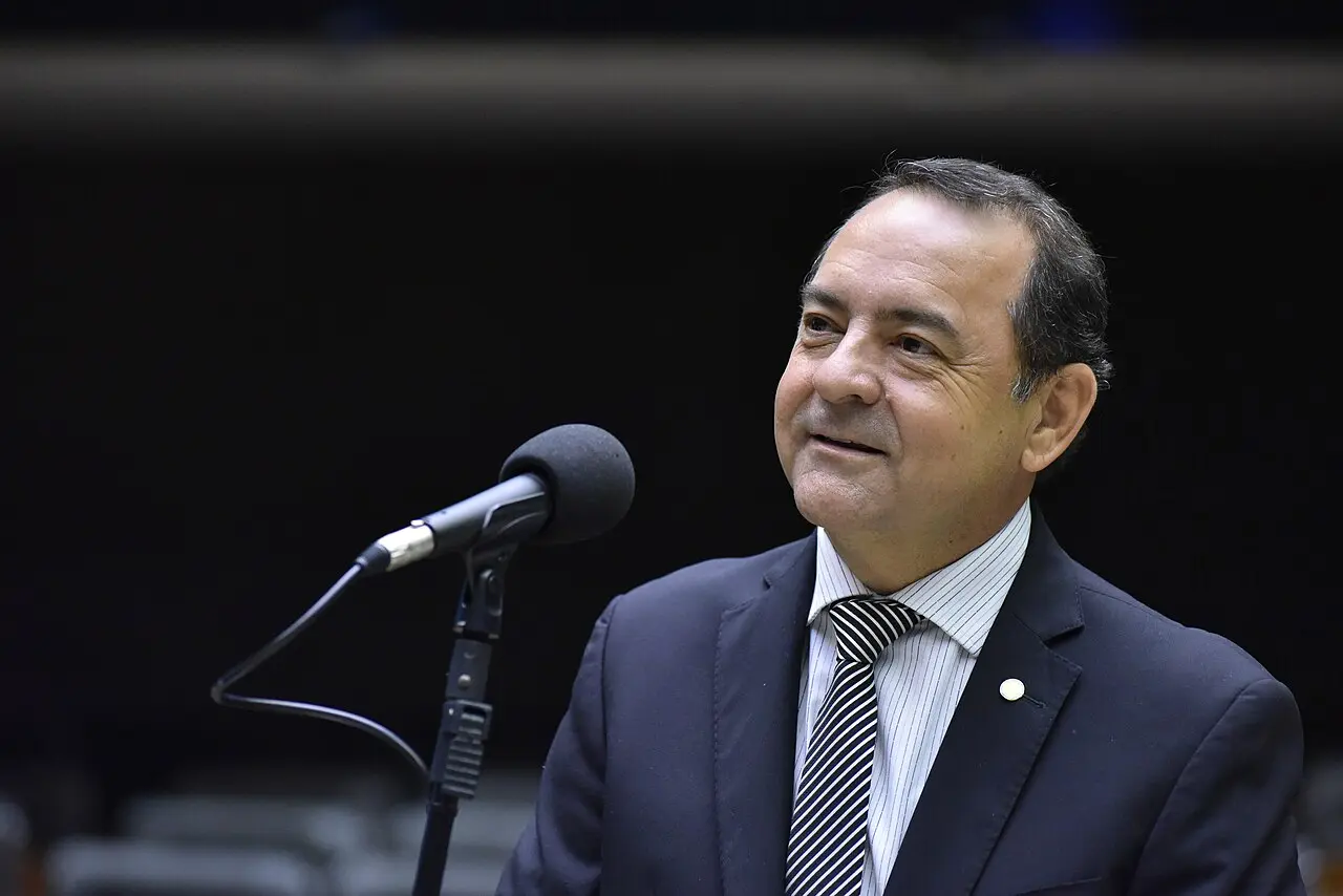 Adriano do Baldy retira assinatura de emenda que adiava fim da escala 6×1 para 2036