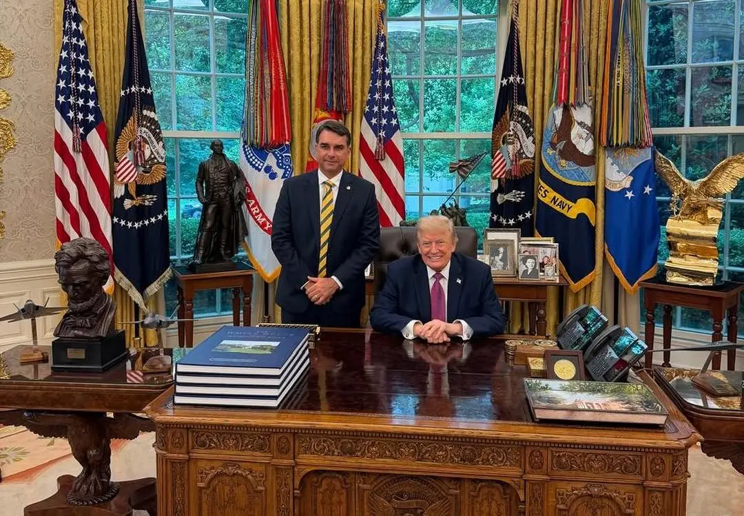 Trump recebe Flávio Bolsonaro nos EUA durante agenda sobre segurança pública