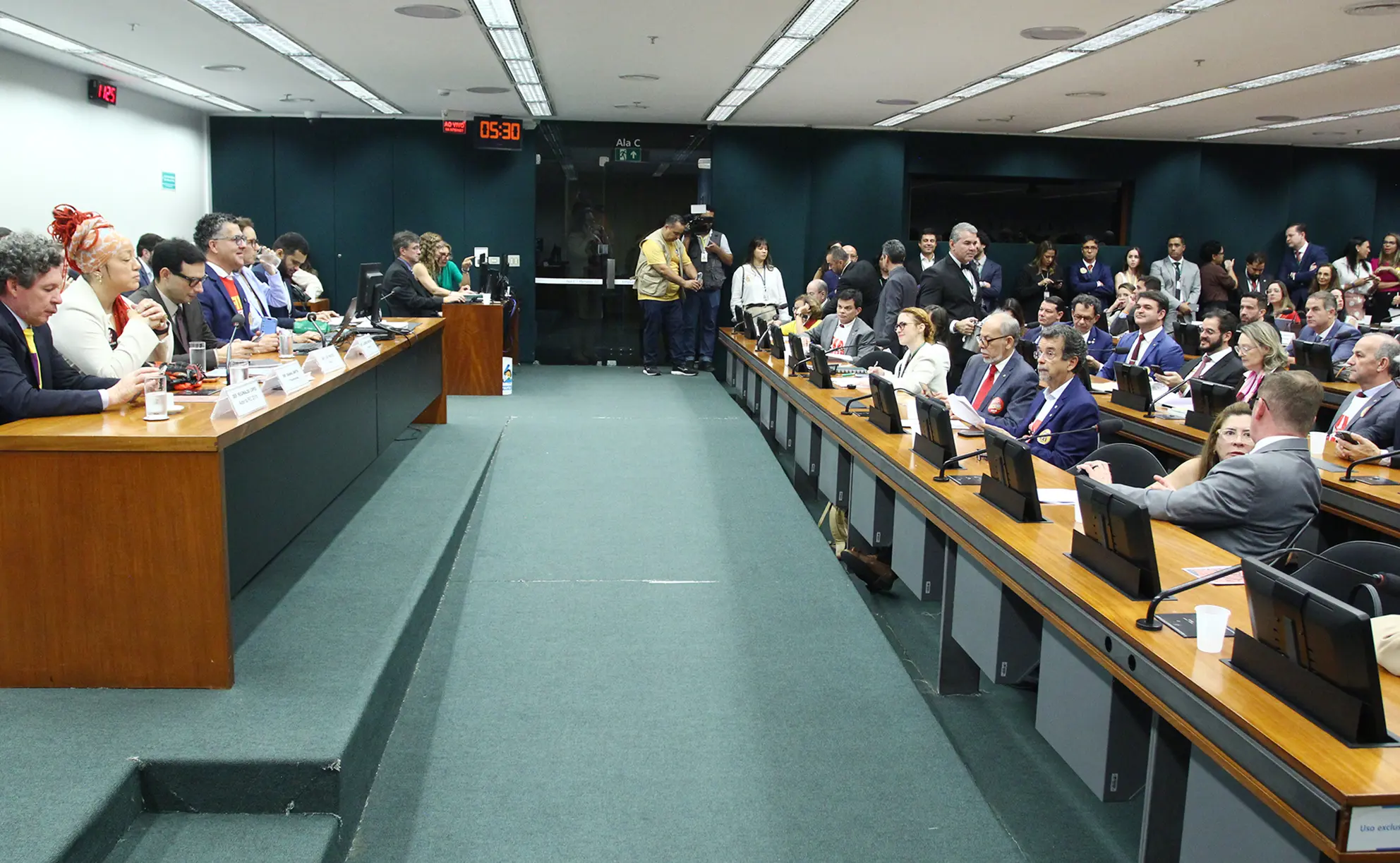 Comissão da Câmara aprova PEC que prevê fim da escala 6×1; texto vai ao Plenário