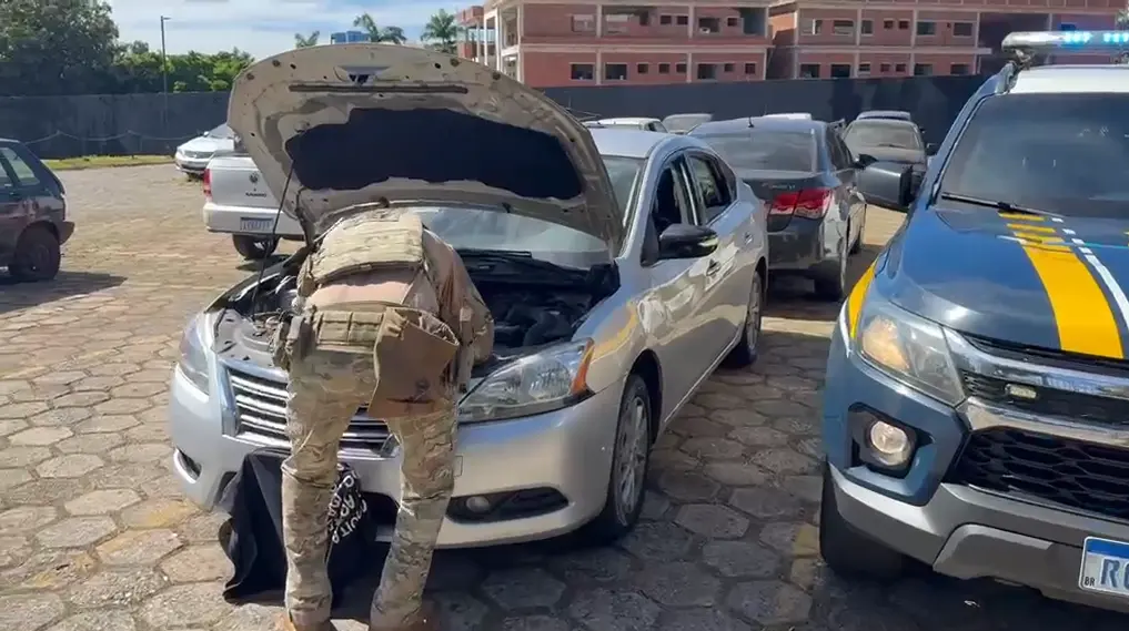 Homem adultera placas de carro alugado para burlar fiscalização e é preso pela PRF