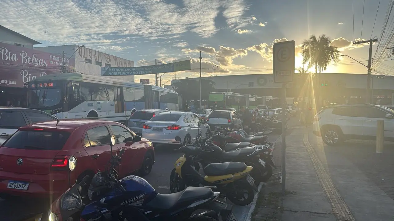 Comércio e flanelinhas no Setor Campinas, em Goiânia, reservam vagas de forma irregular; veja os pontos