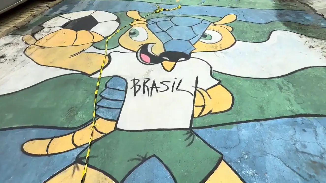Rua no Garavelo ganha decoração da Copa e vira ponto de encontro de torcedores