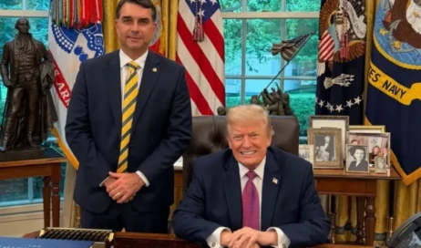 Donald Trump com Flávio Bolsonaro 1300 por 867
