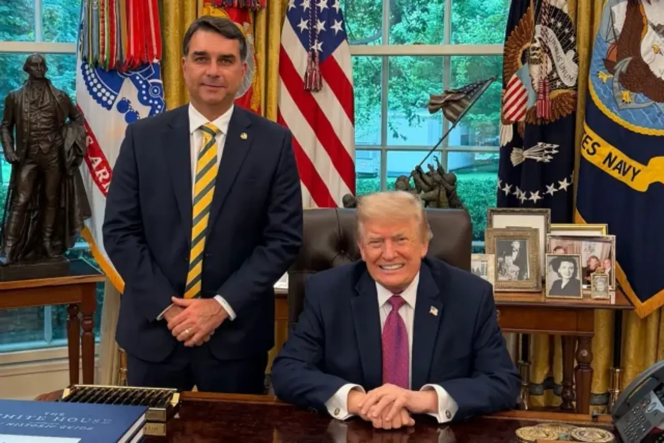 Donald Trump com Flávio Bolsonaro 1300 por 867