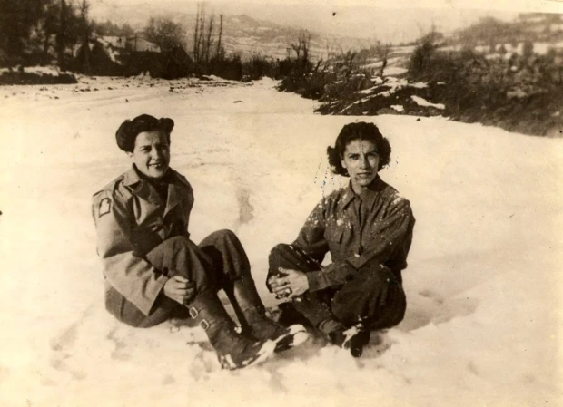 Carmeb Bibiano e Altamira Pereira Valadares enfermeiras na região de Valdiburra na Itália em janeiro de 1945 Foto centro de documentação II Guerra