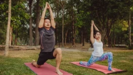 ajustar-o-alongamento-de-casal-durante-a-sessao-de-yoga_23-2147645838