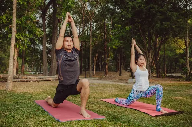 ajustar-o-alongamento-de-casal-durante-a-sessao-de-yoga_23-2147645838