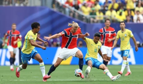 Atacante Halaand, no centro, tenta escapar da marcação brasileira | Foto: FIFA