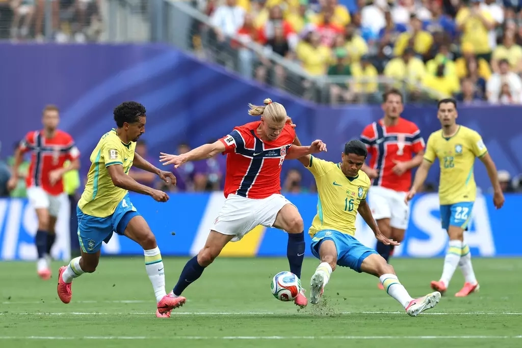 Atacante Halaand, no centro, tenta escapar da marcação brasileira | Foto: FIFA