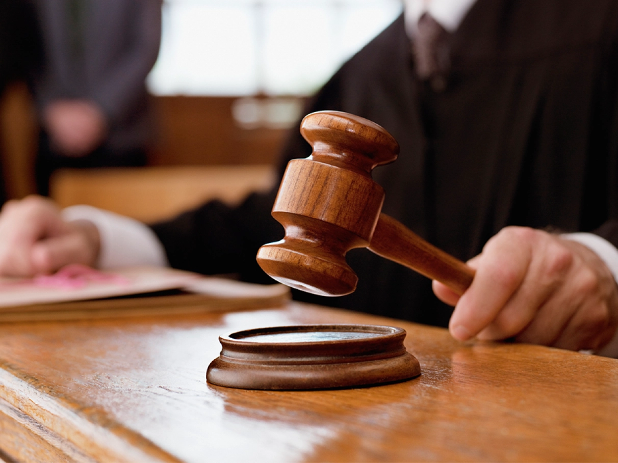 por-que-os-juc3adzes-usam-martelo-no-tribunal